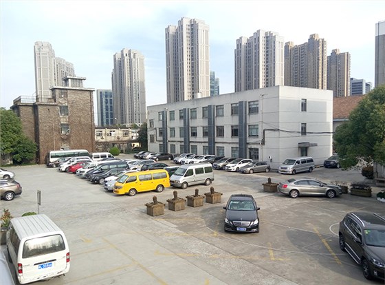 办公室楼停车场