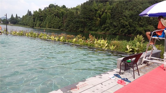 泳池与自然河流相连