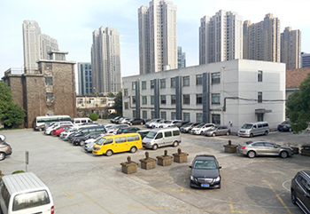 办公室楼停车场