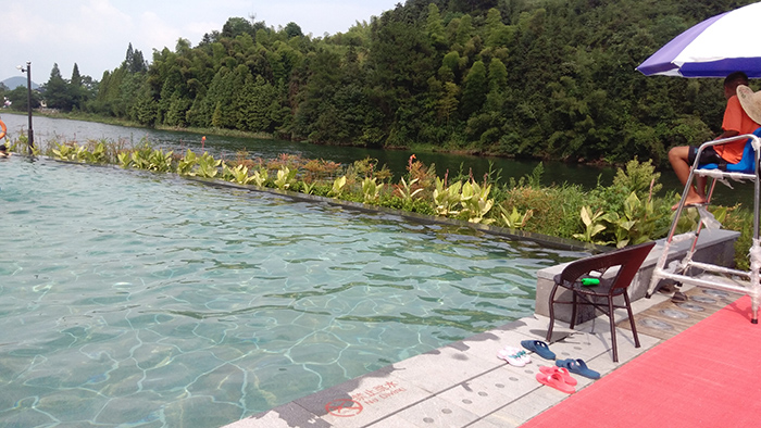 泳池与自然河流相连