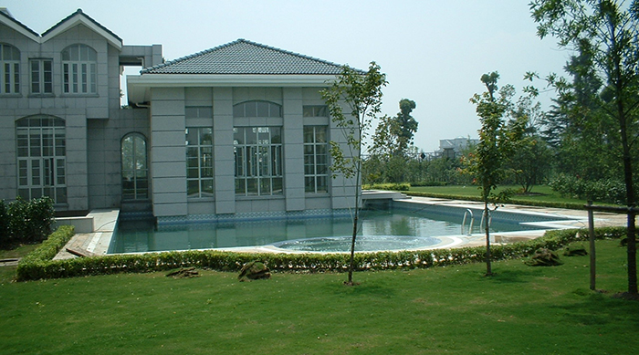 别墅泳池侧面远景