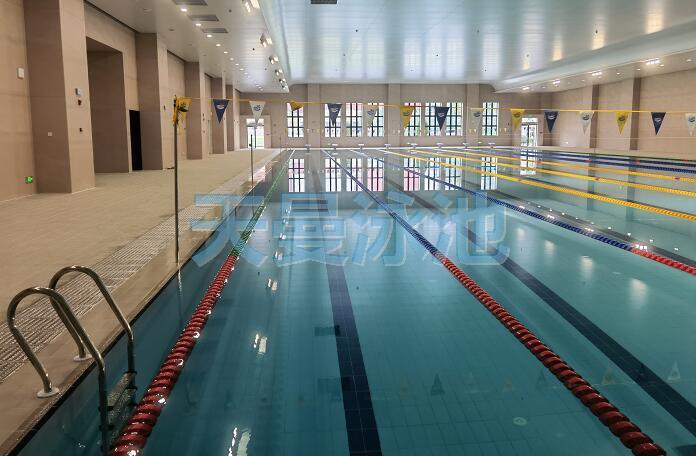 学校游泳池